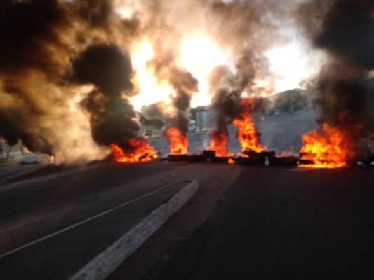 https://www.cidadeacontece.com.br/wp-content/uploads/2021/07/protesto-itapetinga-4.jpg